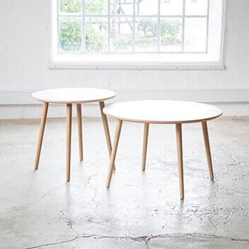 Sofabord 3800, i to størrelser med bordplade i hvid laminat og bordben i egetræ, stående i lyst miljø